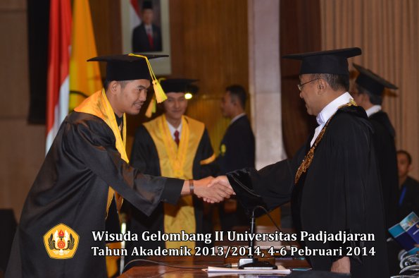 wisuda-unpad-gel-ii-ta-2013_2014-fakultas-ilmu-komunikasi-oleh-rektor-161