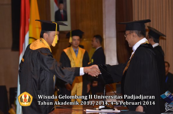 wisuda-unpad-gel-ii-ta-2013_2014-fakultas-ilmu-komunikasi-oleh-rektor-162