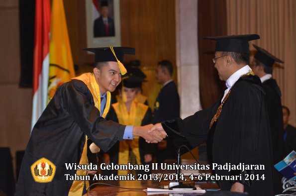 wisuda-unpad-gel-ii-ta-2013_2014-fakultas-ilmu-komunikasi-oleh-rektor-163