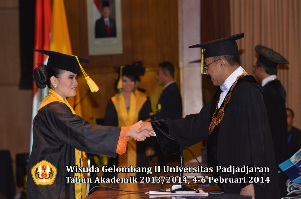 wisuda-unpad-gel-ii-ta-2013_2014-fakultas-ilmu-komunikasi-oleh-rektor-164