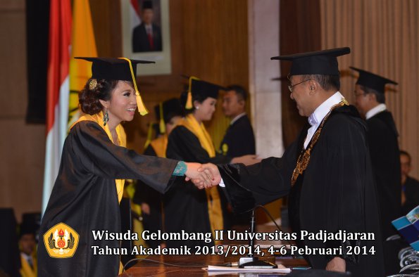 wisuda-unpad-gel-ii-ta-2013_2014-fakultas-ilmu-komunikasi-oleh-rektor-165