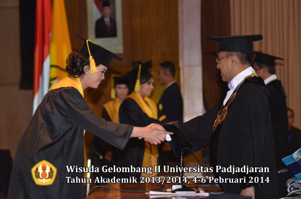 wisuda-unpad-gel-ii-ta-2013_2014-fakultas-ilmu-komunikasi-oleh-rektor-166