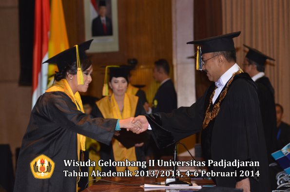 wisuda-unpad-gel-ii-ta-2013_2014-fakultas-ilmu-komunikasi-oleh-rektor-167