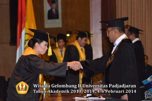 wisuda-unpad-gel-ii-ta-2013_2014-fakultas-ilmu-komunikasi-oleh-rektor-168