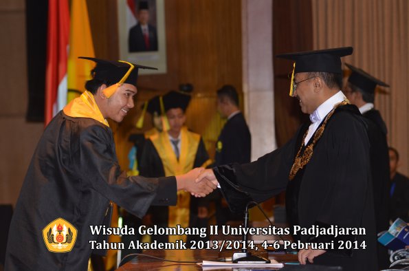 wisuda-unpad-gel-ii-ta-2013_2014-fakultas-ilmu-komunikasi-oleh-rektor-169