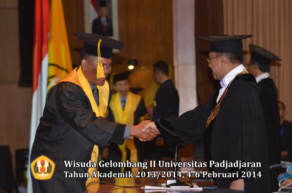 wisuda-unpad-gel-ii-ta-2013_2014-fakultas-ilmu-komunikasi-oleh-rektor-170