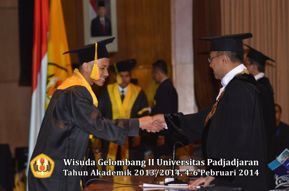 wisuda-unpad-gel-ii-ta-2013_2014-fakultas-ilmu-komunikasi-oleh-rektor-171