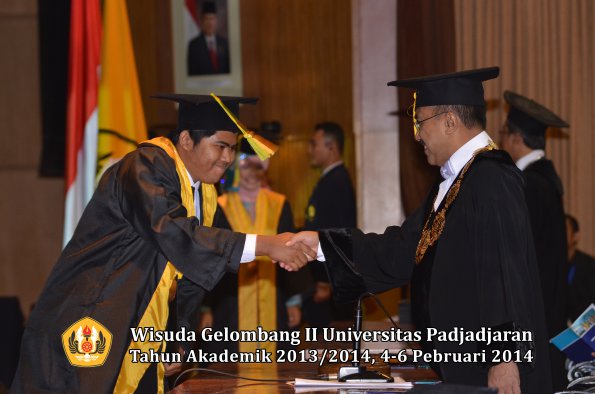 wisuda-unpad-gel-ii-ta-2013_2014-fakultas-ilmu-komunikasi-oleh-rektor-172