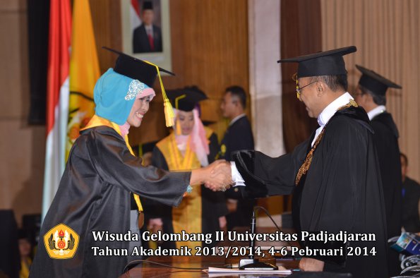 wisuda-unpad-gel-ii-ta-2013_2014-fakultas-ilmu-komunikasi-oleh-rektor-173