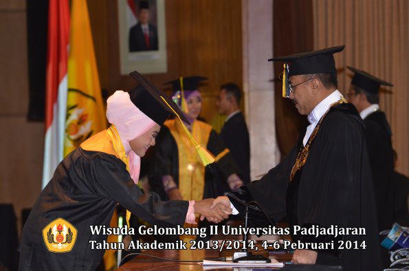 wisuda-unpad-gel-ii-ta-2013_2014-fakultas-ilmu-komunikasi-oleh-rektor-174