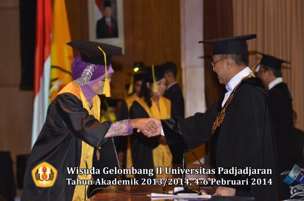 wisuda-unpad-gel-ii-ta-2013_2014-fakultas-ilmu-komunikasi-oleh-rektor-175