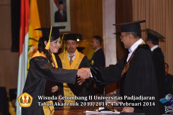 wisuda-unpad-gel-ii-ta-2013_2014-fakultas-ilmu-komunikasi-oleh-rektor-176