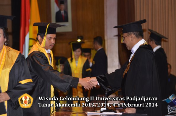 wisuda-unpad-gel-ii-ta-2013_2014-fakultas-ilmu-komunikasi-oleh-rektor-177