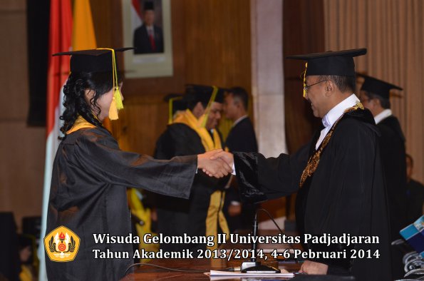 wisuda-unpad-gel-ii-ta-2013_2014-fakultas-ilmu-komunikasi-oleh-rektor-178