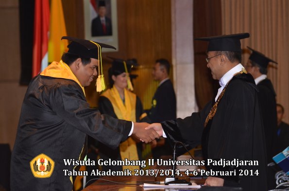 wisuda-unpad-gel-ii-ta-2013_2014-fakultas-ilmu-komunikasi-oleh-rektor-179