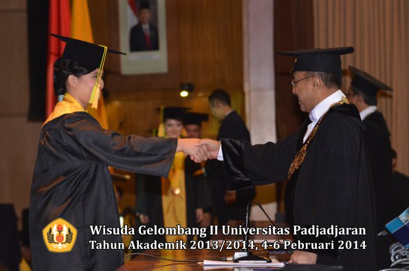 wisuda-unpad-gel-ii-ta-2013_2014-fakultas-ilmu-komunikasi-oleh-rektor-180