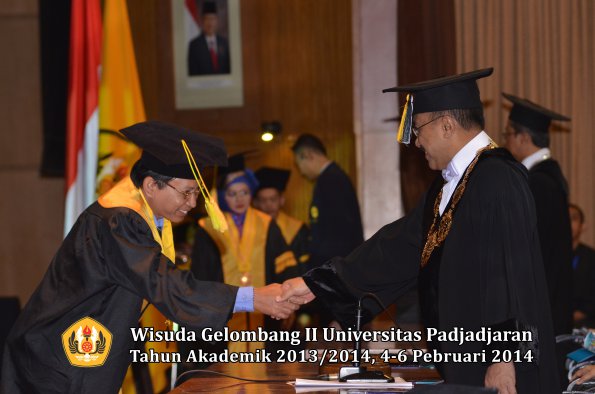 wisuda-unpad-gel-ii-ta-2013_2014-fakultas-ilmu-komunikasi-oleh-rektor-181