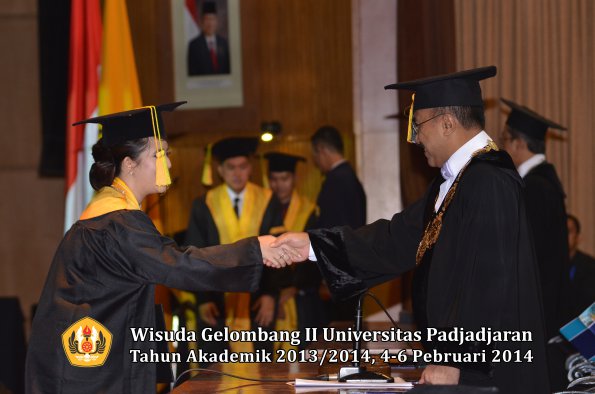 wisuda-unpad-gel-ii-ta-2013_2014-fakultas-ilmu-komunikasi-oleh-rektor-182