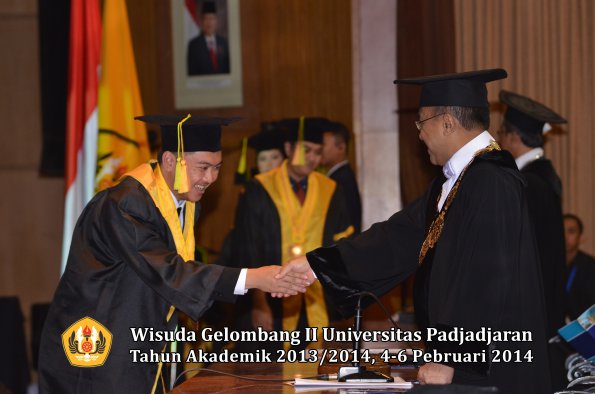 wisuda-unpad-gel-ii-ta-2013_2014-fakultas-ilmu-komunikasi-oleh-rektor-183