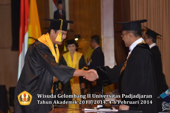 wisuda-unpad-gel-ii-ta-2013_2014-fakultas-ilmu-komunikasi-oleh-rektor-184