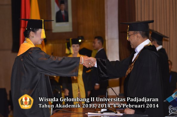 wisuda-unpad-gel-ii-ta-2013_2014-fakultas-ilmu-komunikasi-oleh-rektor-185