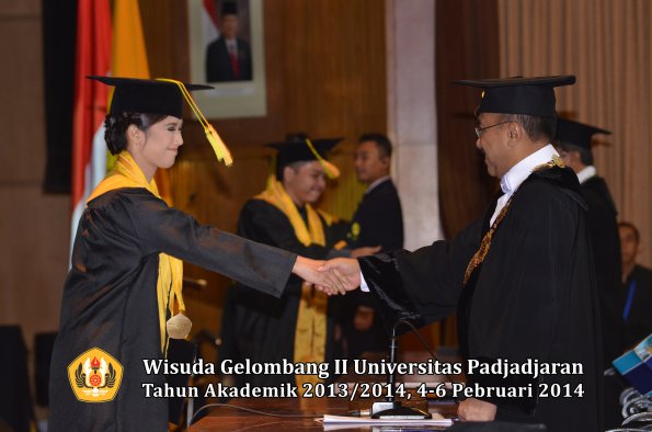 wisuda-unpad-gel-ii-ta-2013_2014-fakultas-ilmu-komunikasi-oleh-rektor-186