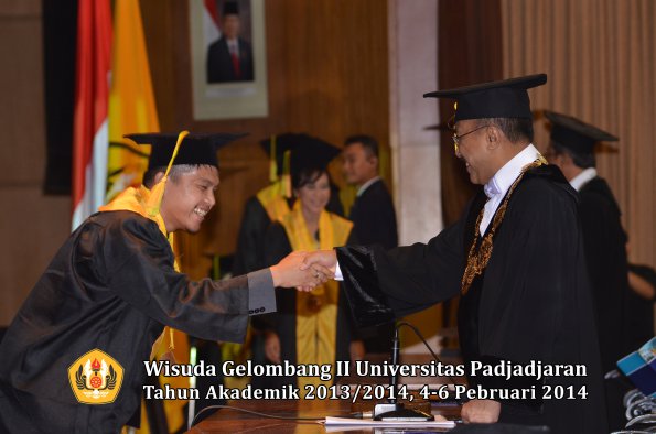 wisuda-unpad-gel-ii-ta-2013_2014-fakultas-ilmu-komunikasi-oleh-rektor-187