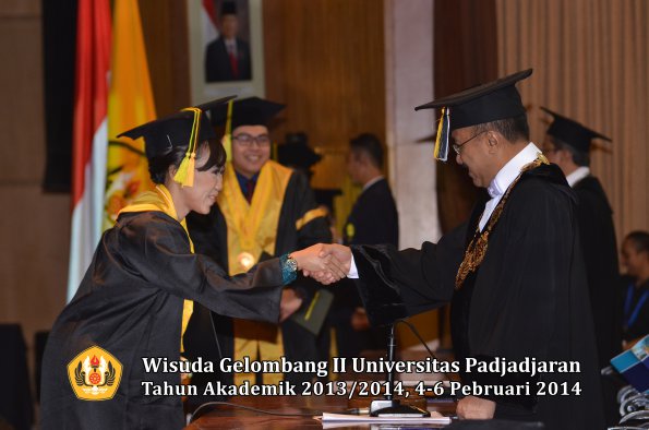 wisuda-unpad-gel-ii-ta-2013_2014-fakultas-ilmu-komunikasi-oleh-rektor-188