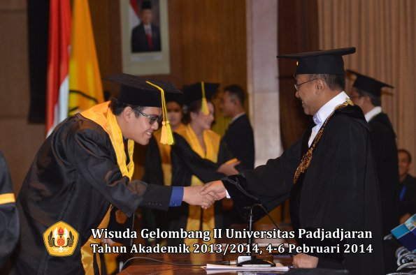 wisuda-unpad-gel-ii-ta-2013_2014-fakultas-ilmu-komunikasi-oleh-rektor-189