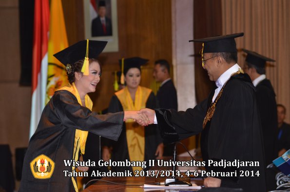 wisuda-unpad-gel-ii-ta-2013_2014-fakultas-ilmu-komunikasi-oleh-rektor-190