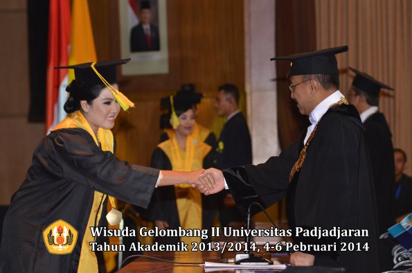 wisuda-unpad-gel-ii-ta-2013_2014-fakultas-ilmu-komunikasi-oleh-rektor-191