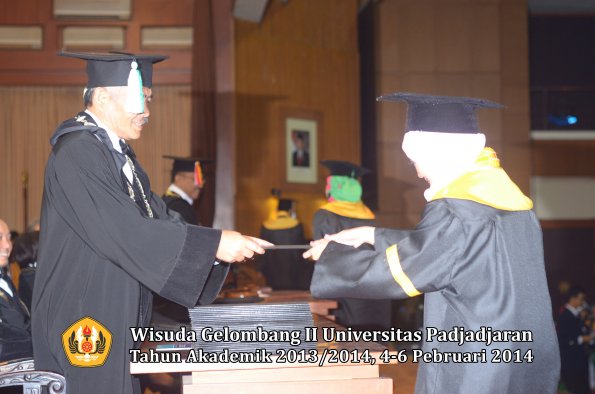 wisuda-unpad-gel-ii-ta-2013_2014-fakultas-pertanian-oleh-dekan-008