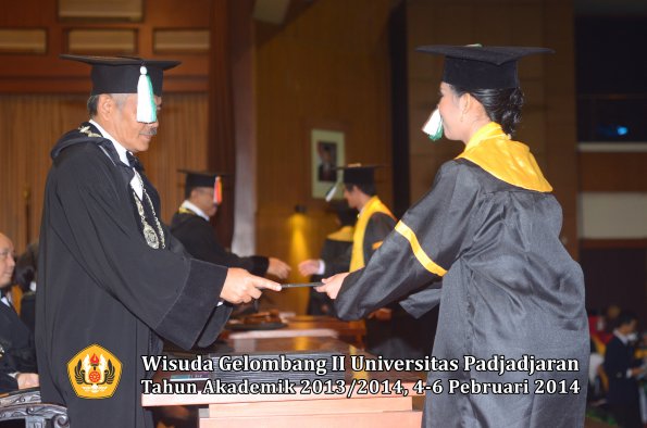 wisuda-unpad-gel-ii-ta-2013_2014-fakultas-pertanian-oleh-dekan-021