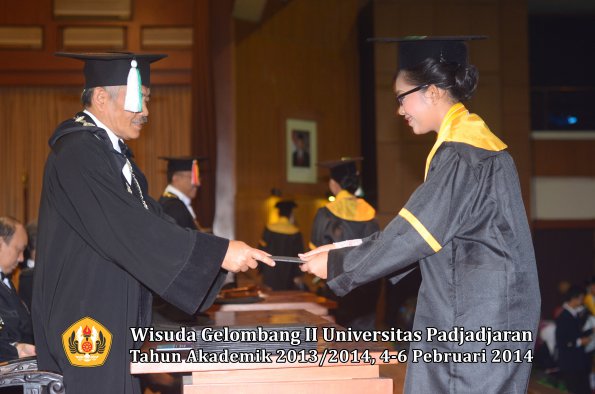 wisuda-unpad-gel-ii-ta-2013_2014-fakultas-pertanian-oleh-dekan-022