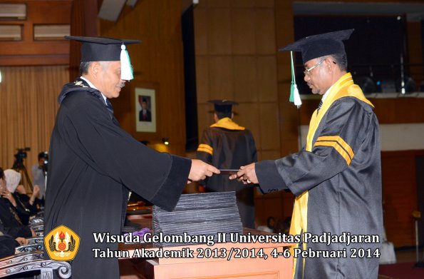 wisuda-unpad-gel-ii-ta-2013_2014-fakultas-pertanian-oleh-dekan-023