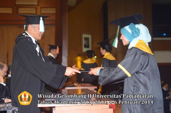 wisuda-unpad-gel-ii-ta-2013_2014-fakultas-pertanian-oleh-dekan-027