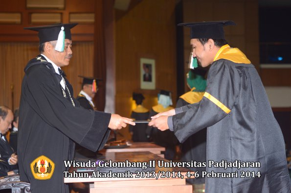 wisuda-unpad-gel-ii-ta-2013_2014-fakultas-pertanian-oleh-dekan-029