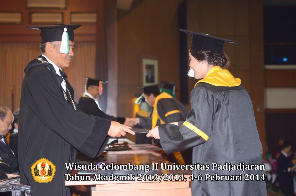 wisuda-unpad-gel-ii-ta-2013_2014-fakultas-pertanian-oleh-dekan-030