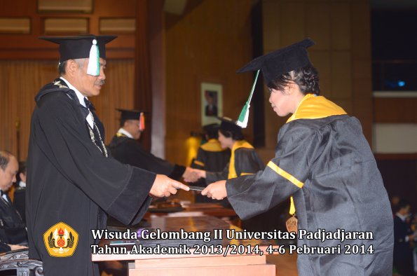 wisuda-unpad-gel-ii-ta-2013_2014-fakultas-pertanian-oleh-dekan-031