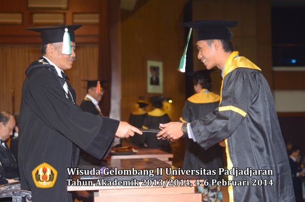 wisuda-unpad-gel-ii-ta-2013_2014-fakultas-pertanian-oleh-dekan-032