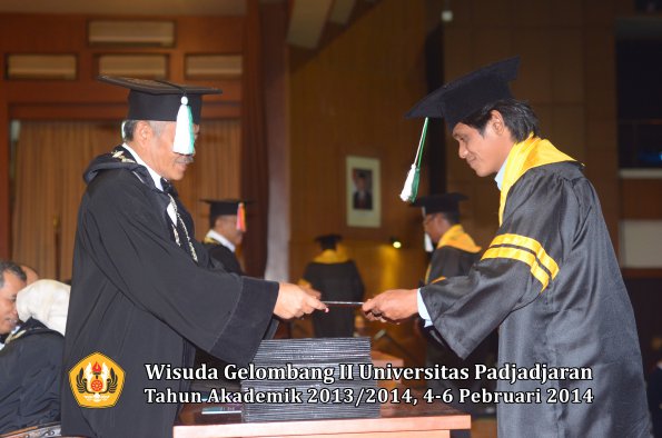 wisuda-unpad-gel-ii-ta-2013_2014-fakultas-pertanian-oleh-dekan-034