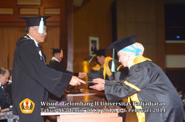 wisuda-unpad-gel-ii-ta-2013_2014-fakultas-pertanian-oleh-dekan-036