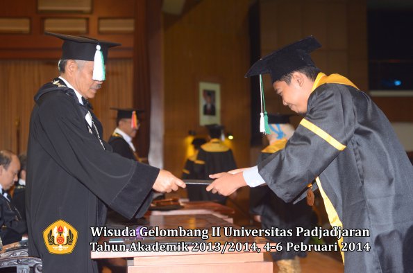 wisuda-unpad-gel-ii-ta-2013_2014-fakultas-pertanian-oleh-dekan-037