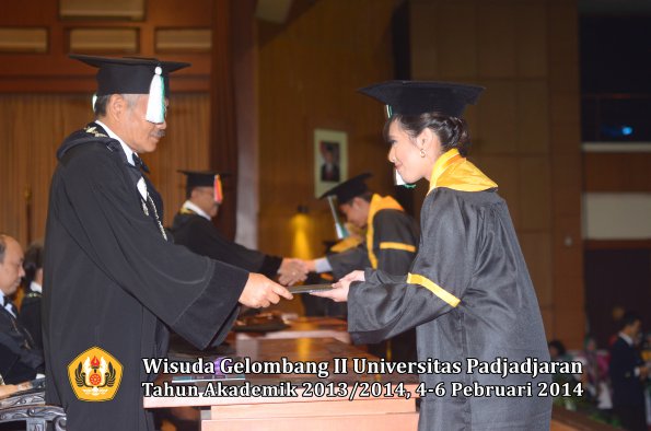 wisuda-unpad-gel-ii-ta-2013_2014-fakultas-pertanian-oleh-dekan-038