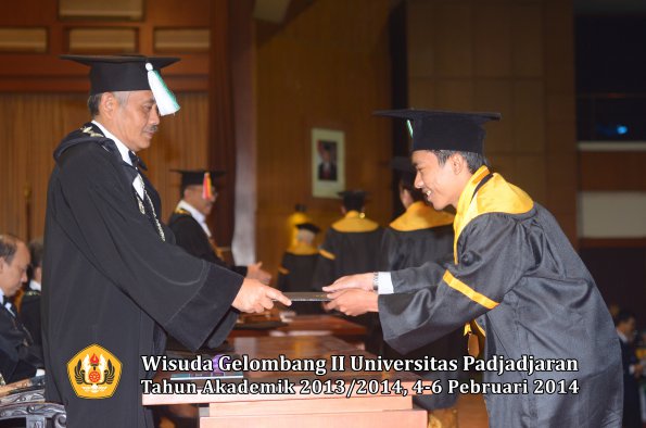 wisuda-unpad-gel-ii-ta-2013_2014-fakultas-pertanian-oleh-dekan-039