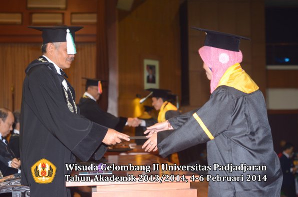 wisuda-unpad-gel-ii-ta-2013_2014-fakultas-pertanian-oleh-dekan-040