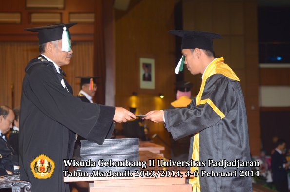 wisuda-unpad-gel-ii-ta-2013_2014-fakultas-pertanian-oleh-dekan-041