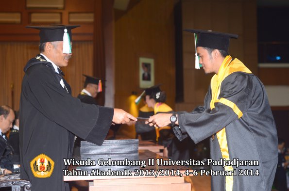 wisuda-unpad-gel-ii-ta-2013_2014-fakultas-pertanian-oleh-dekan-043