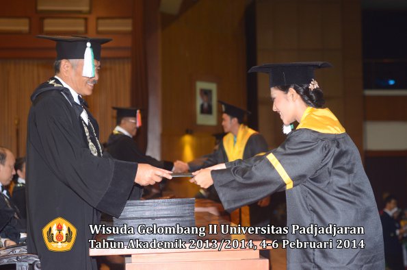 wisuda-unpad-gel-ii-ta-2013_2014-fakultas-pertanian-oleh-dekan-044