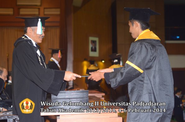 wisuda-unpad-gel-ii-ta-2013_2014-fakultas-pertanian-oleh-dekan-046